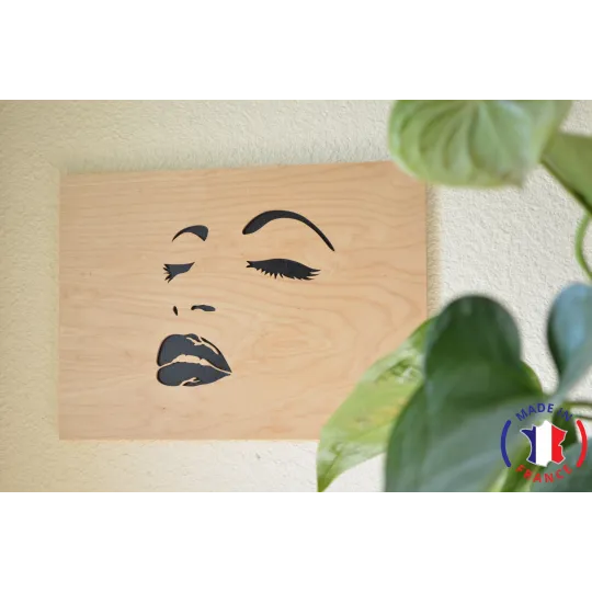 Tableau de visage de femme chantourné en bouleau.