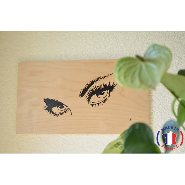 Tableau d'yeux de femme chantourné en bouleau.