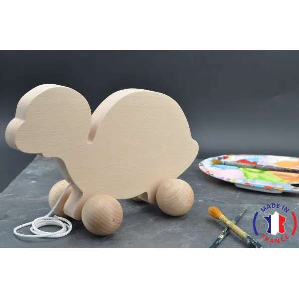 Tortue en bois brut à tirer.