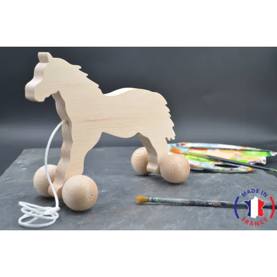 Cheval en bois brut à tirer.