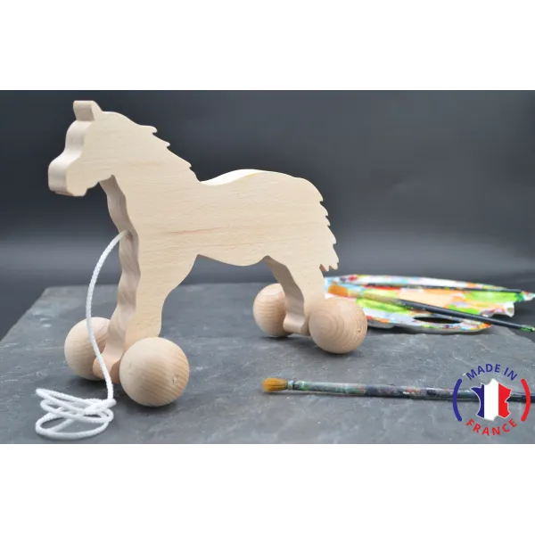 Horse in raw wood to pull.