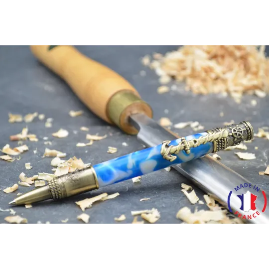 Stylo bille en résine.