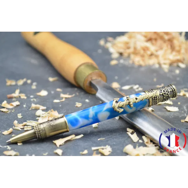 Stylo bille en résine.
