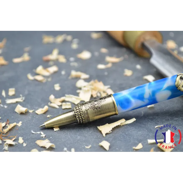 Stylo bille en résine.