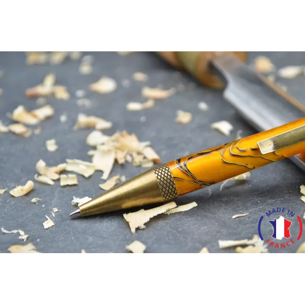 Stylo bille en résine.