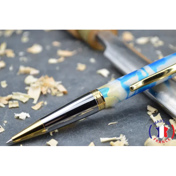 Stylo bille en résine.