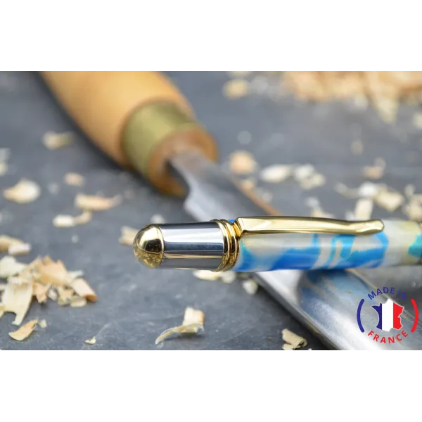 Stylo bille en résine.