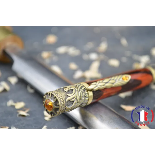 Stylo bille Patricia en bois d'assemblage Padouk et d’ébène.