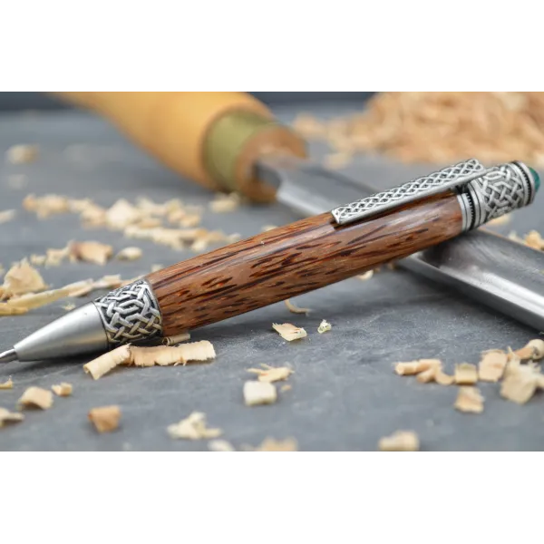 Stylo bille Merlin en bois de palmier rouge.