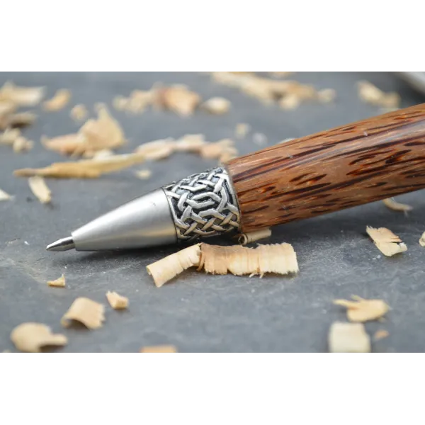 Stylo bille Merlin en bois de palmier rouge.