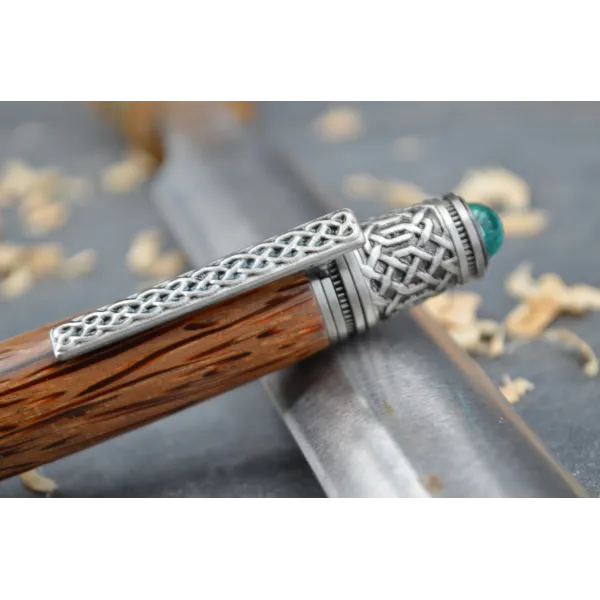 Stylo bille Merlin en bois de palmier rouge.