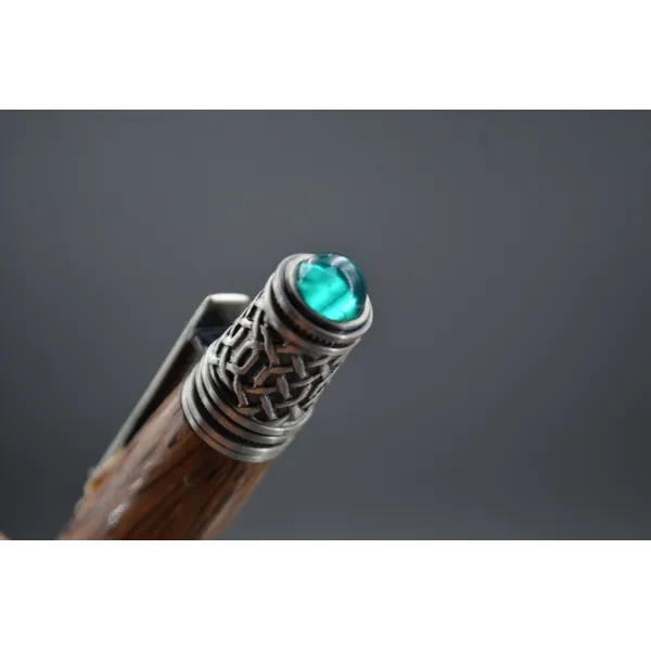Stylo bille Merlin en bois de palmier rouge.