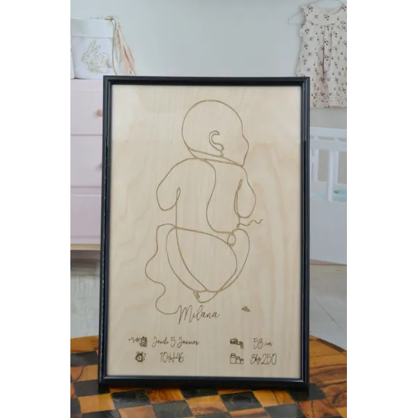 Tableau de bébé de naissance en fond bois bouleau finlandais