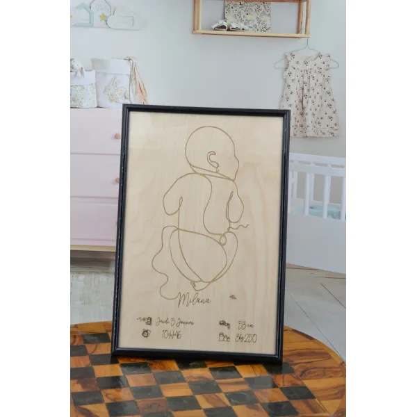 Tableau de bébé de naissance en fond bois bouleau finlandais