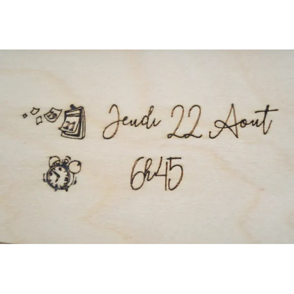 Tableau de bébé de naissance en fond bois bouleau finlandais