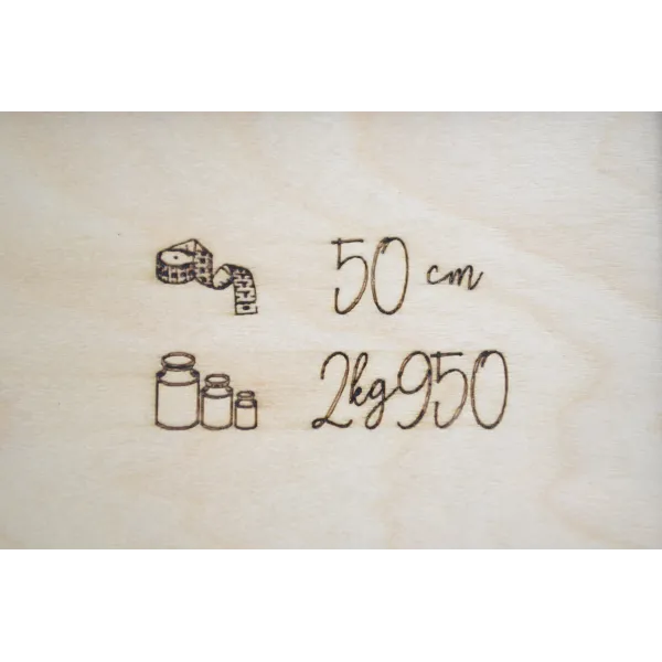 Tableau de bébé de naissance en fond bois bouleau finlandais